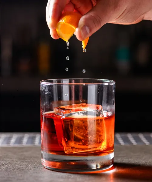 piel-naranja-expresada-sobre-coctel